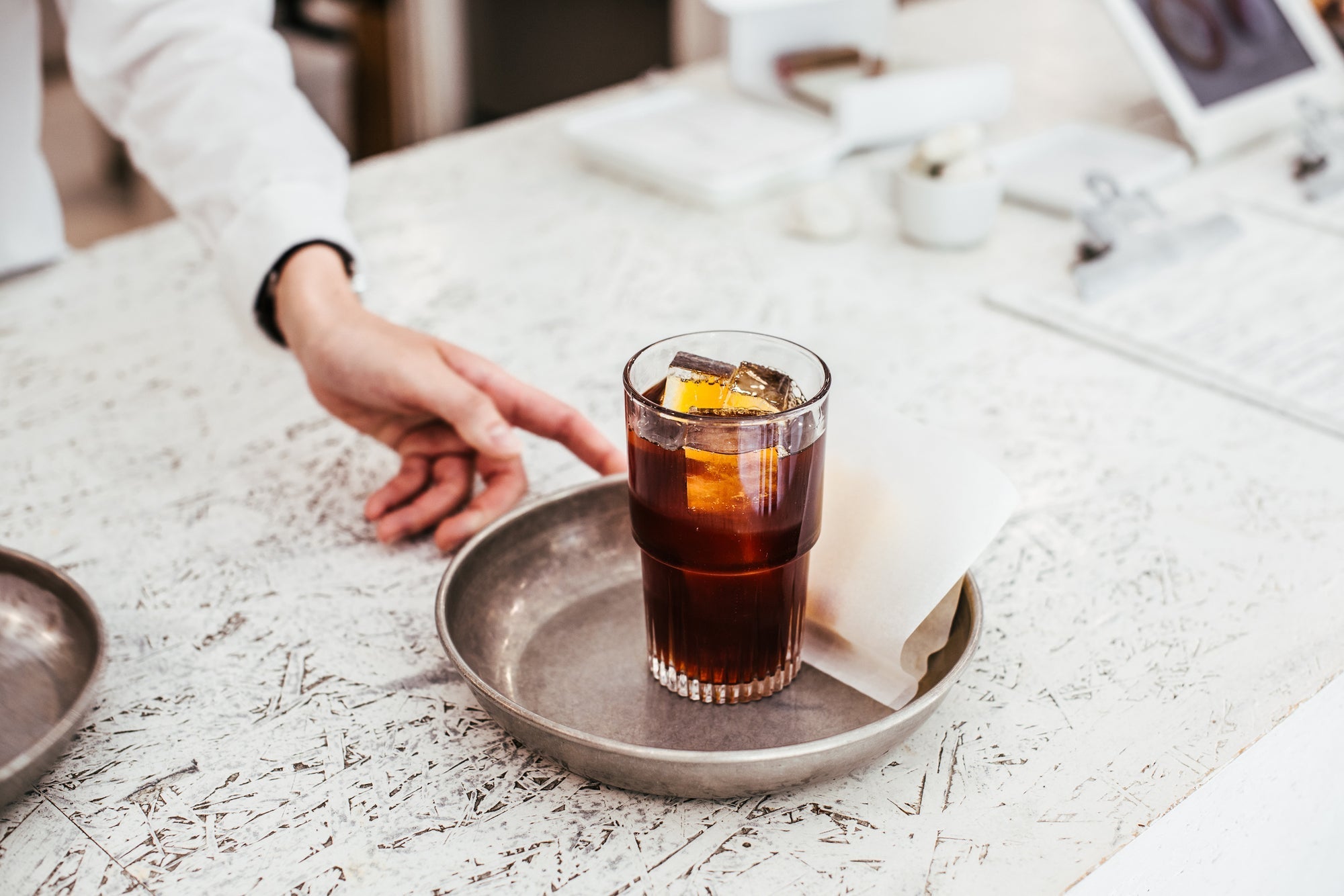 Was Qualität und Modernität des Kaffeezubehörs angeht, so ist Japan ein echter Vorreiter. Ganz im Sinne der japanischen Ästhetik zeichnen sich viele Cafés und Kaffeebuden in Japan durch ein ebenso strenges Design aus wie die dort verwendeten Utensilien: In den spärlich möblierten Räumen dominieren geometrische Muster und monochrome Oberflächen.