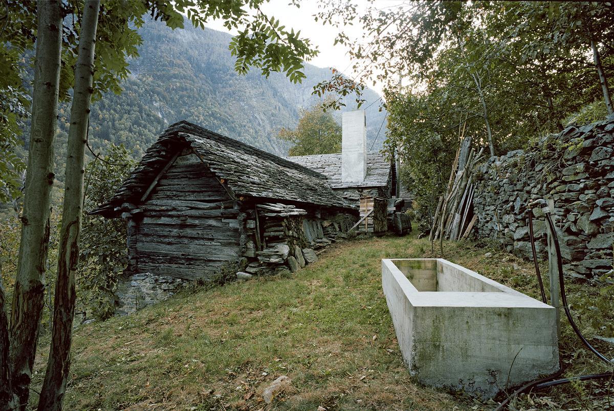 A wooden log cabin in the mountain