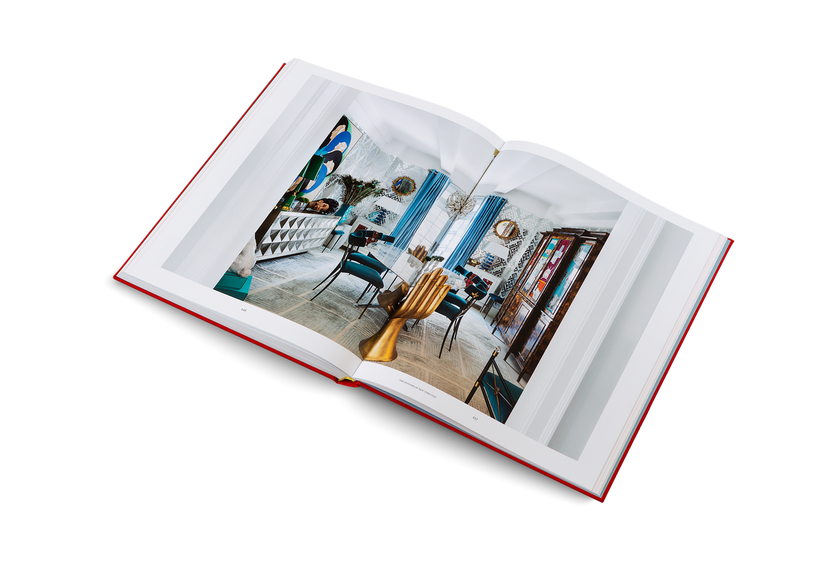 Jonathan Adler lives in this carefully curated furnishings apartment with his partner Simon Doonan. Together they have created a home that combines maximalist glamour with class and refinement. Find more about this wonderful place in Living to the Max by gestalten.