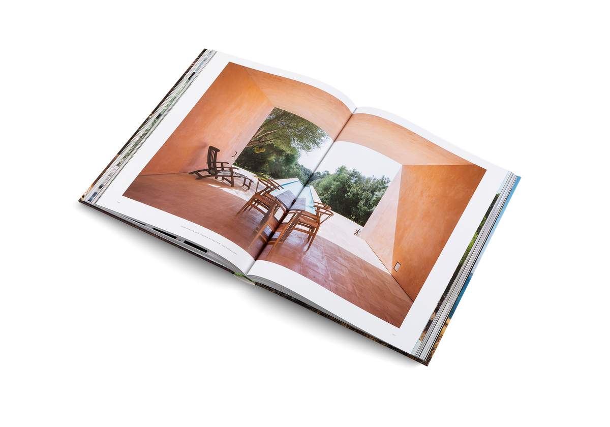 Extraordinarily distinctive and original in terms of late ’80s Mallorcan architecture, Els Comellars—a minimalist residence created by award-winning British architect John Pawson in collaboration with Italian master of minimalism Claudio Silvestrin—is today regarded as a classic.