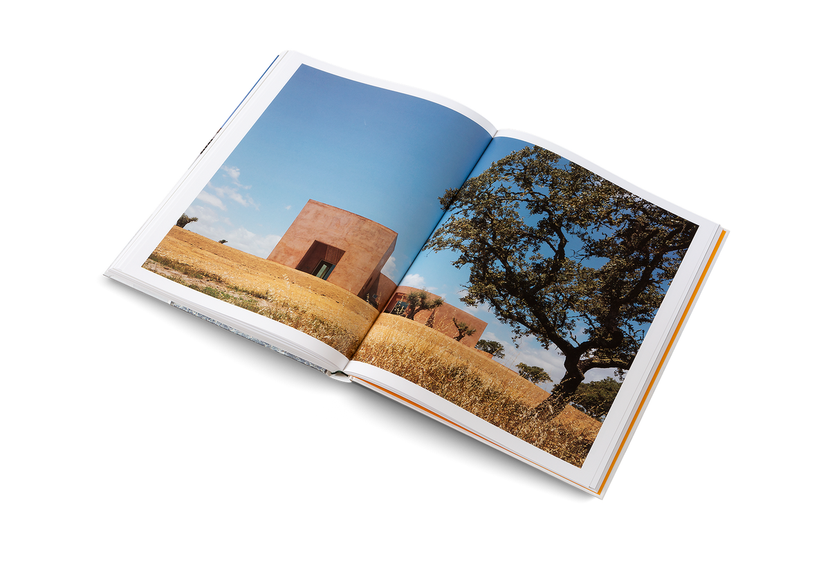 Recalling irrigation tanks that are common in the south of Portugal, the pool of this Mediterranean house was conceived as a “resonance box” by the architects, reflecting the landscape as it changes throughout the day.