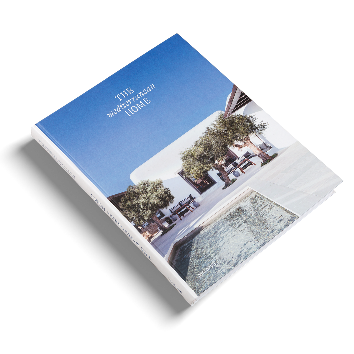 Discover more residential architecture and interiors with a Mediterranean touch in The Mediterranean Home Media by gestalten.