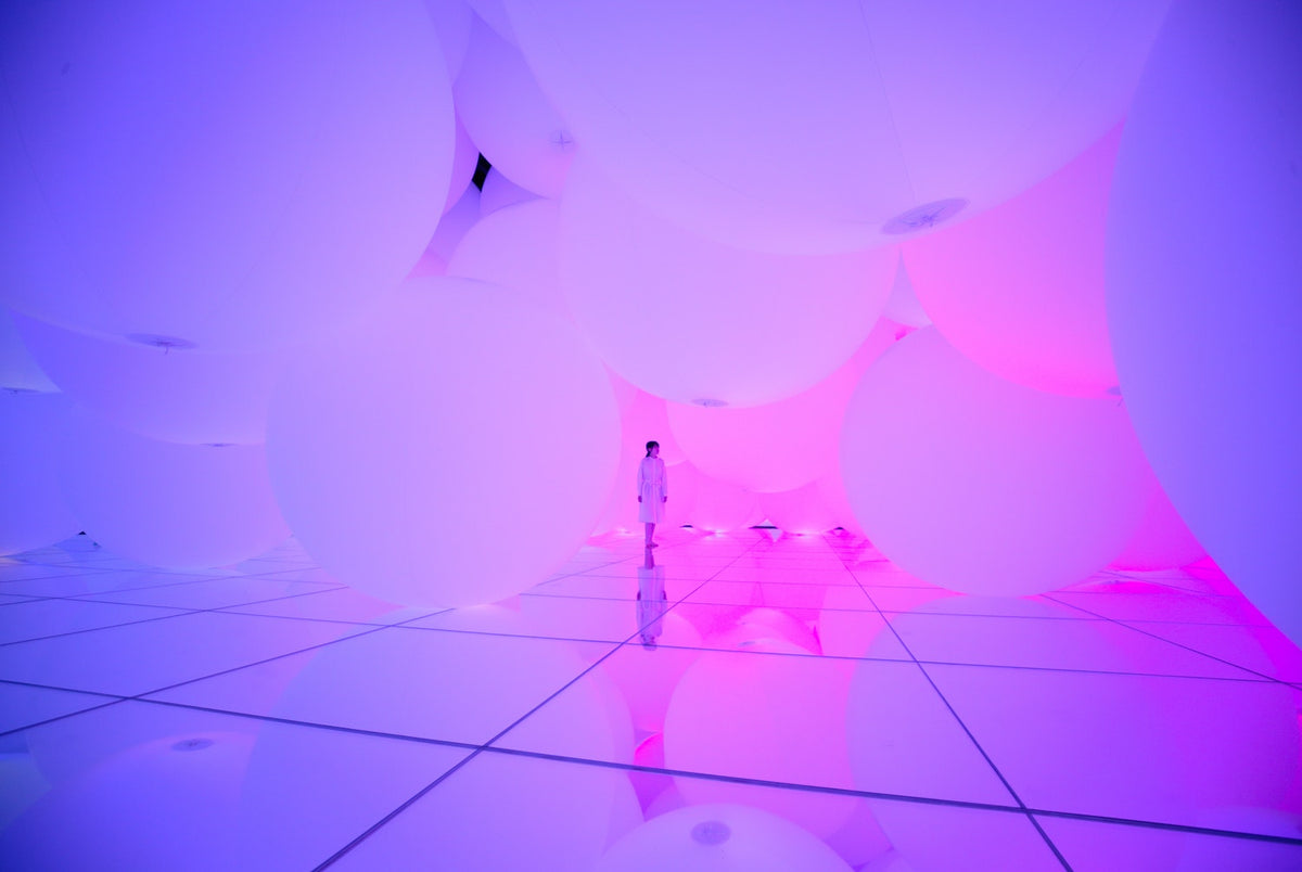 Expanding Three-Dimensional Existence in Transforming Space — Flattening 3 Colors and 9 Blurred Colors, Free Floating by TeamLab in Tokyo.
