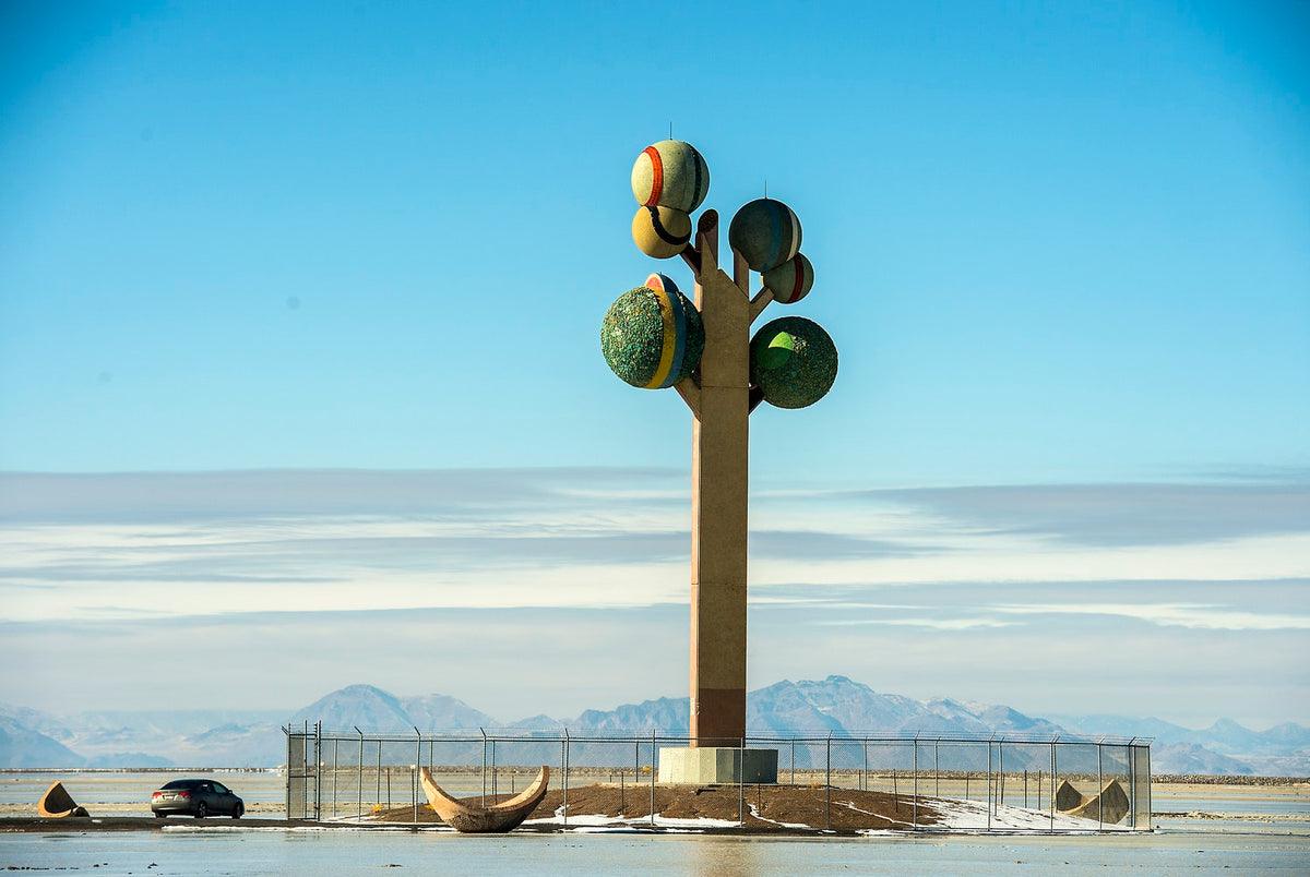 The Tree of Utah by Karl Momem. An artist’s reimagining of a tree adds an unexpected dose of pop art to Utah’s salt flats. Find out more about it in Art Escapes by gestalten.