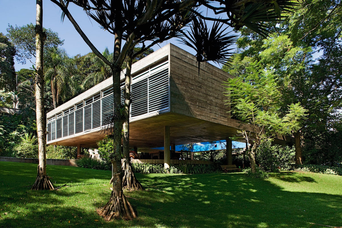 Above all else, Paulo Mendes da Rocha was devoted to public works projects. He was frequently quoted as saying, “All space is public. The only private space that you can imagine is in the human mind.” It is in this context that he became known for his residential masterpieces. In southern São Paulo, Mendes da Rocha took an approach rooted in both creativity and rationality when designing one of his famed concrete forms for the English expatriate James Francis King.