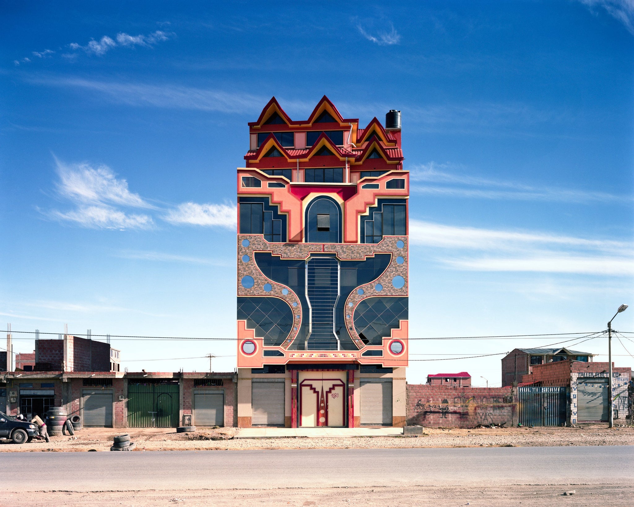 Building in Bolivian city El Alto. Front designed by artist Freddy Mamani. (Photo: Nio Tatewaki)