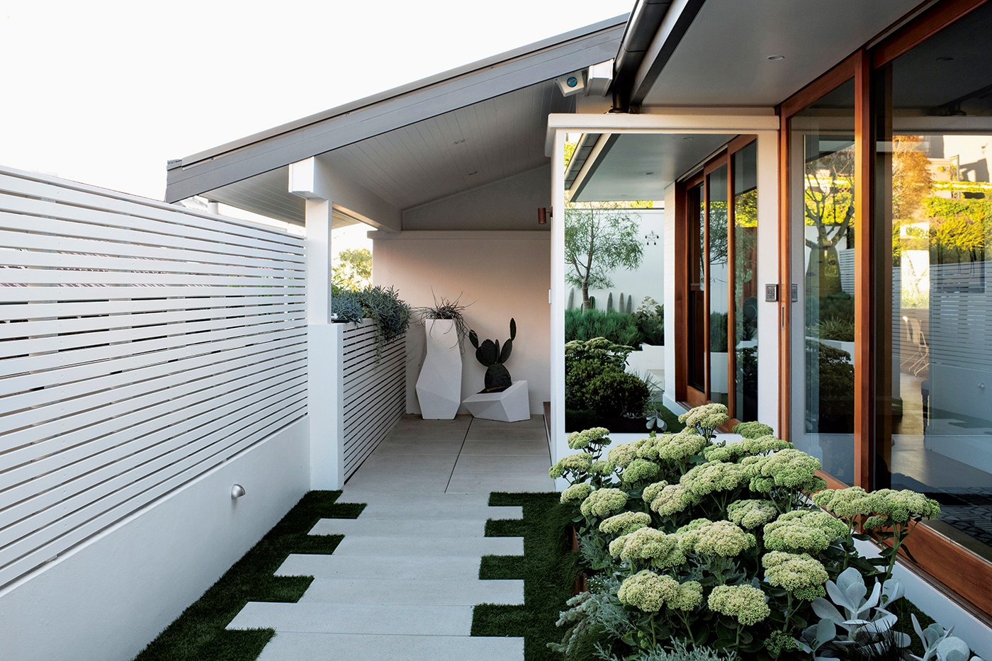 A Stately Sculpture Garden in Sydney