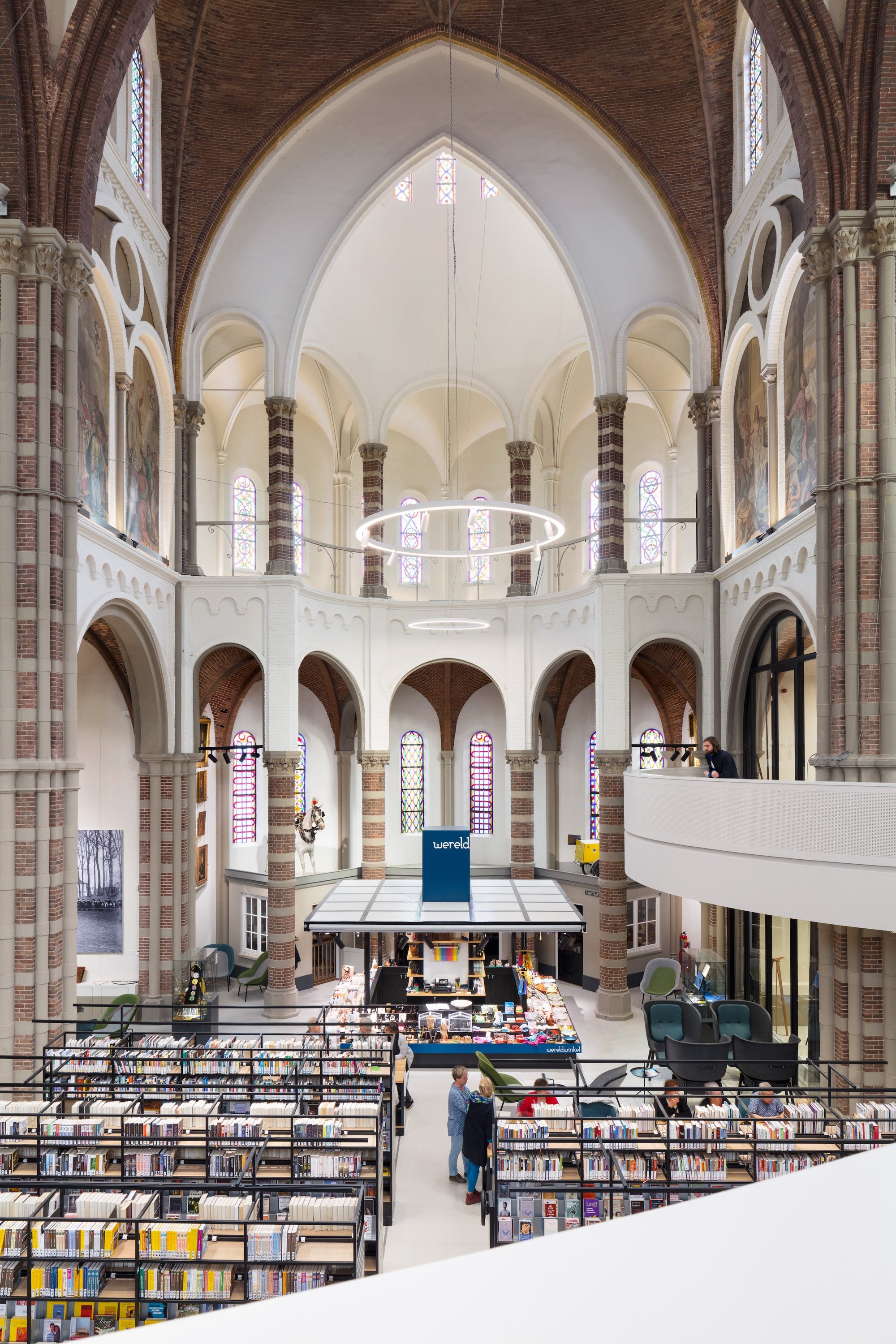 Find out more about the De Petrus Library in Temples of Books by gestalten.