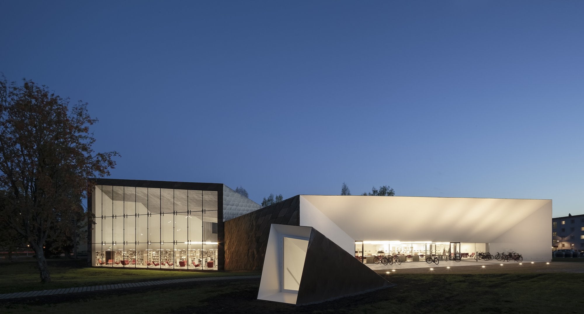 The Seinäjoki Library, conceptualized in the 1960s by Alvar Aalto, is a masterpiece of modern architecture and is part of a downtown area with a consistent design. The challenge for JKMM Architects was contained therein: to simultaneously respect the city’s visual character and make a bold statement of its own.