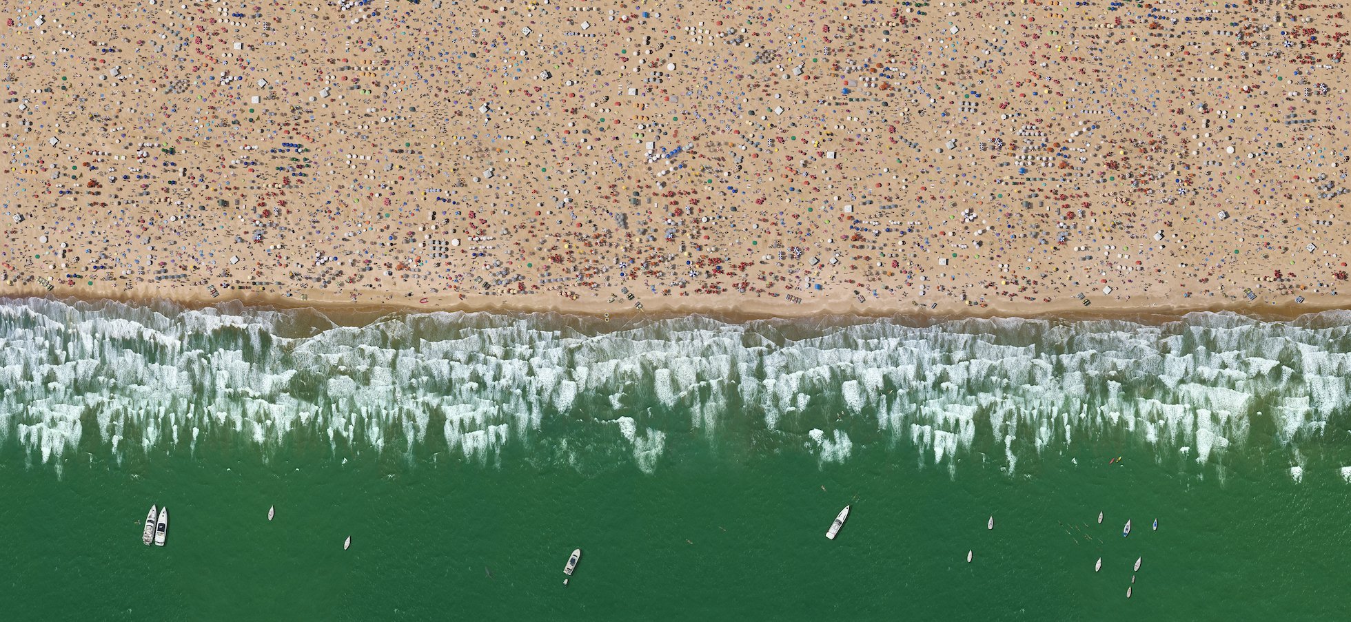 Crowded Beach in Photoviz by gestalten