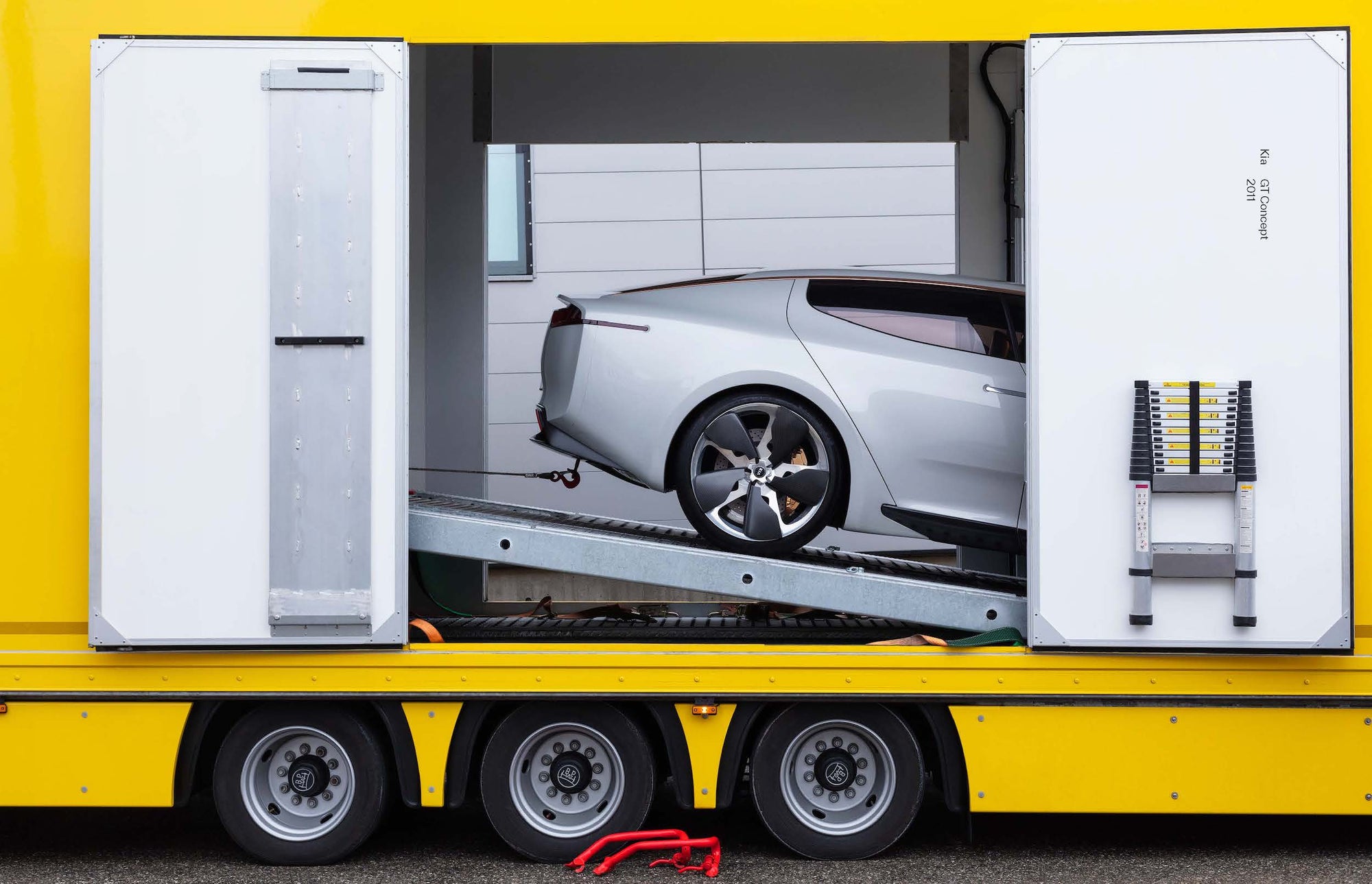 An example of car designed by Peter Schreyer and Hyundai in Roots and Wings.