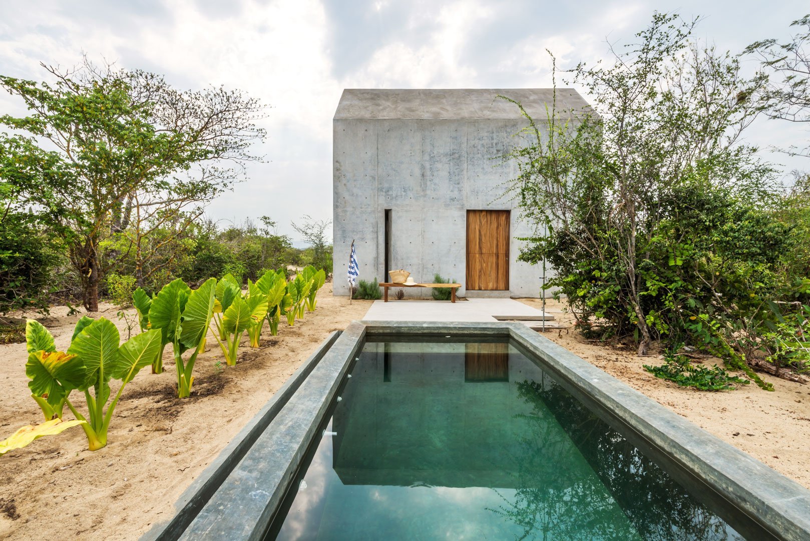 Small holiday house with a pool in Hideouts