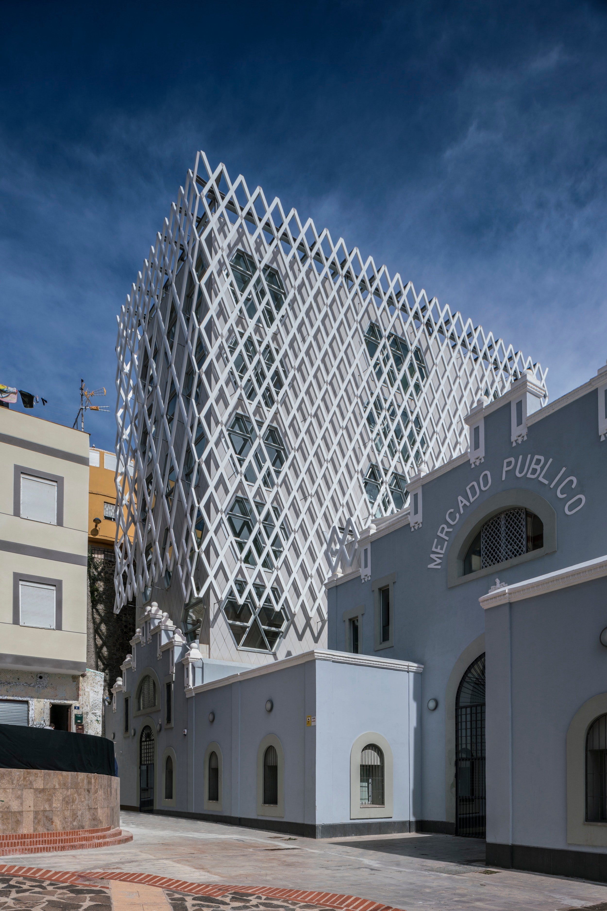 The 2003 closure of Melilla’s central market building created a rupture in the neighborhood’s cohesion. Located in Spain’s north-African enclave bordering Morocco, the 90-year-old commercial center was once also, as Ángel Verdasco Arquitectos (AVA) termed it, a “social catalyst,” connecting the city’s Christian, Muslim, and Jewish communities. A 2008 competition sought to reassert the market’s social value. AVA’s winning proposal transformed the site into an academy of music.