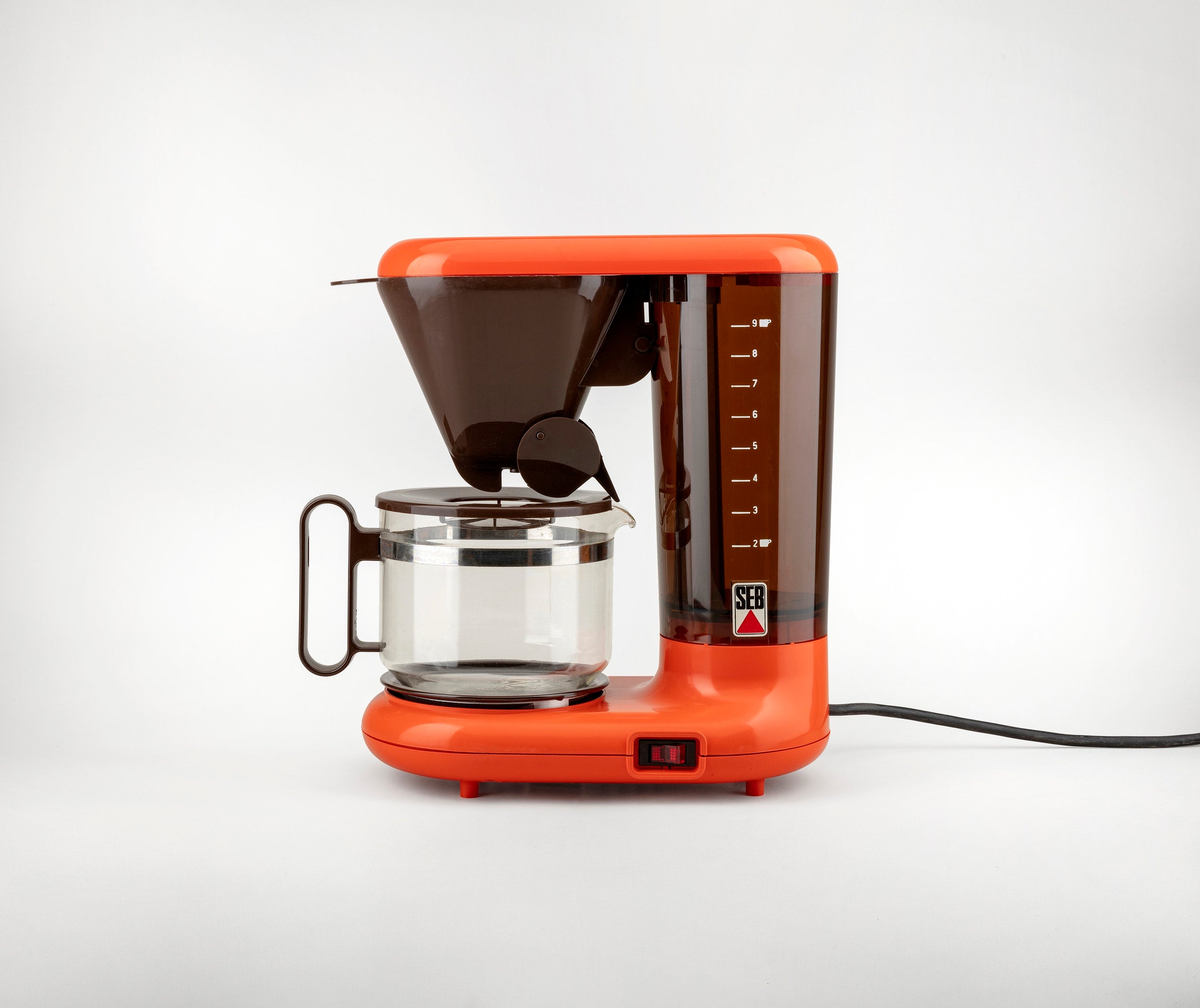 SEB’s Cafetière Filtre was futuristic, with round corners and pleasant curves. By this point, SEB had considerably improved their manufacturing techniques and were able to work with sturdy plastics that had glossy finishes. This is also one of the earliest examples of a feature that comes as standard today: the drip stop. SEB was among the first manufacturers to introduce it, allowing the coffee pot to be removed mid-brew. It is also featured in Soft Electronics by gestalten.