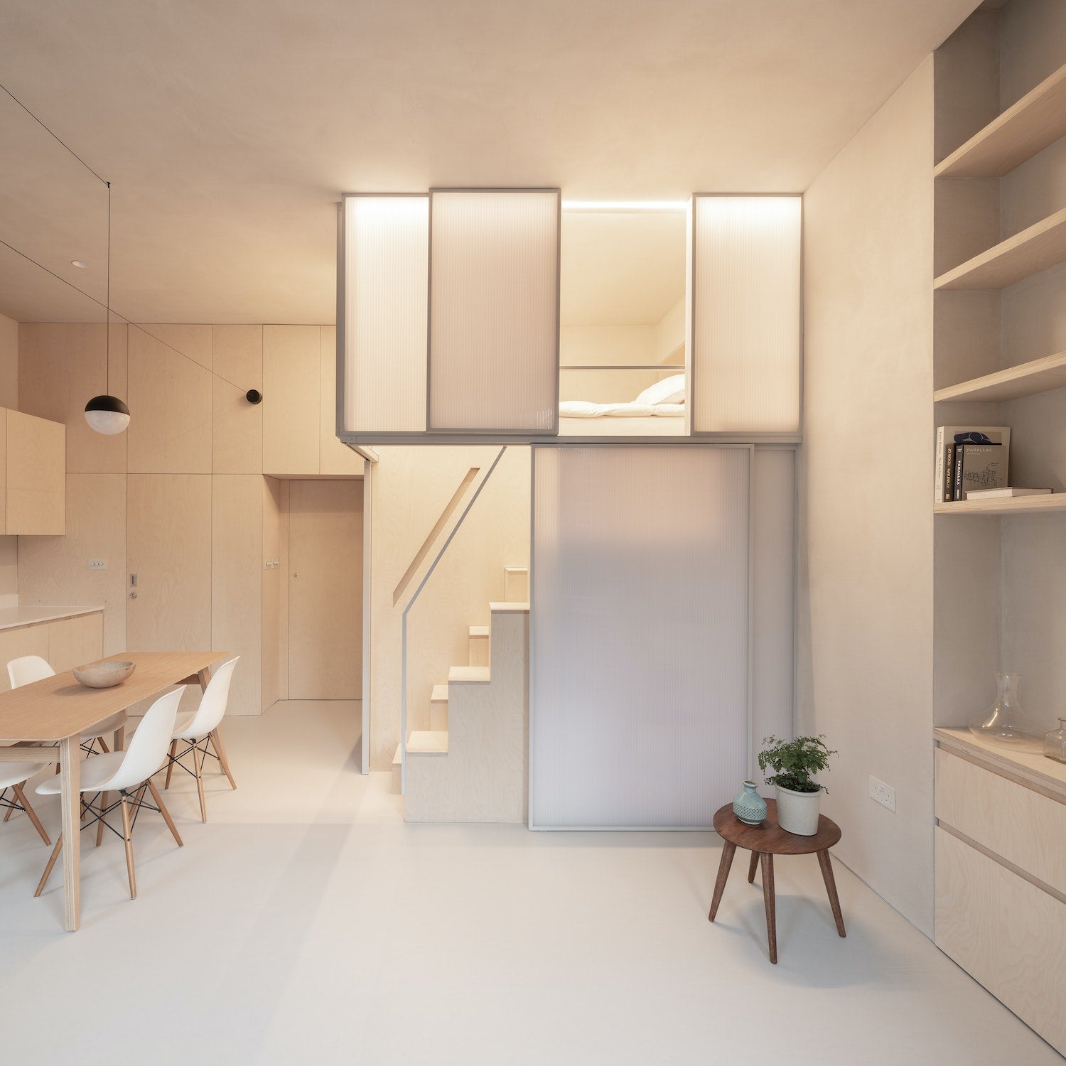 For the architects at Proctor & Shaw, the commission to renovate a cramped apartment in North London became both an exercise in innovation and a rebuttal to the idea that size is everything. Shoji Apartment is a project of small apartment featured in Pretty Small, a book by gestalten.