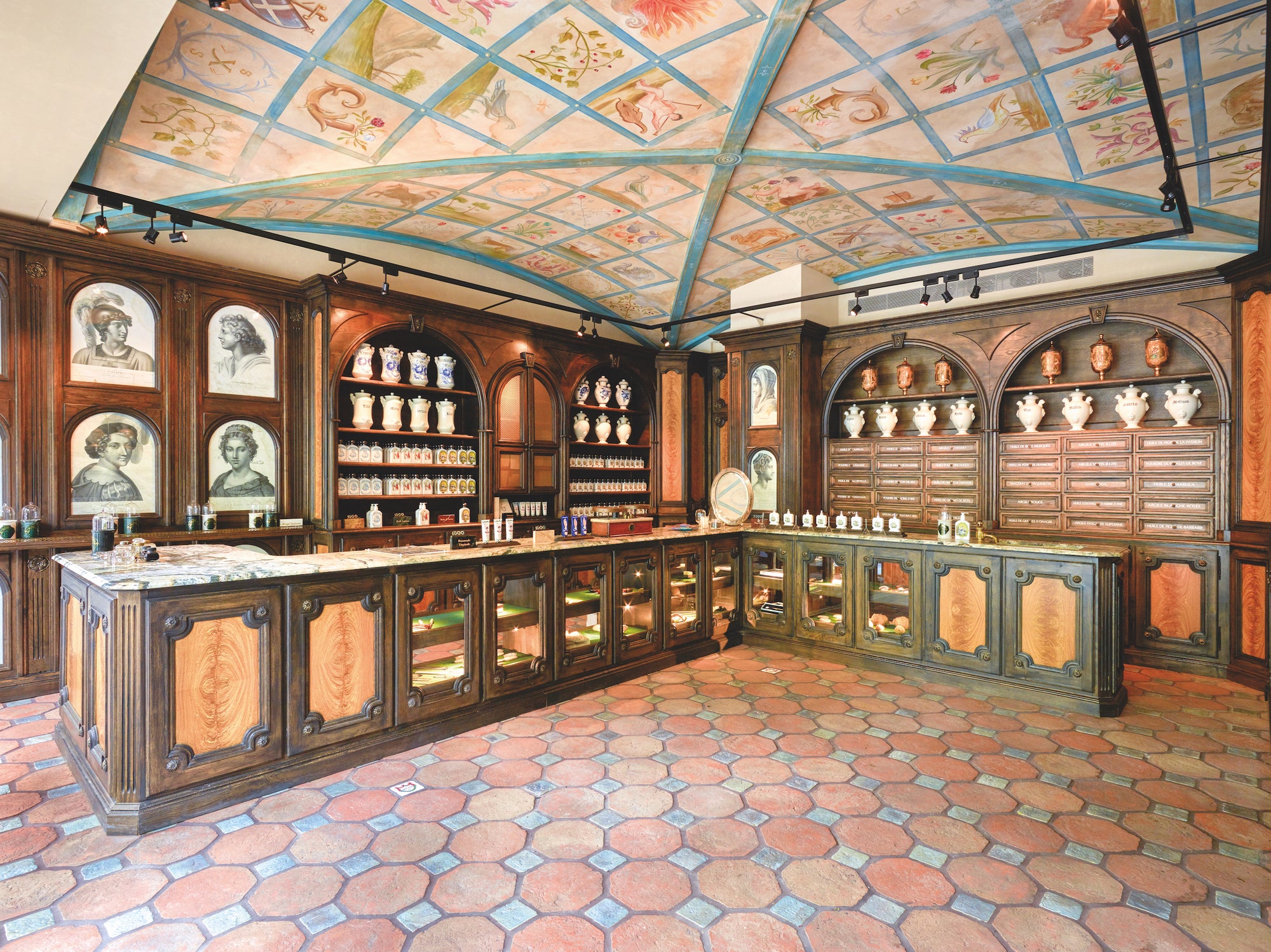 To celebrate the opening of the second Buly store, and the first outside France, Touhami refrained from reusing the codes defined for the rue Bonaparte in their entirety. “We need to innovate! The space does dis - play French ornamental elements such as a mural inspired by a me- dieval pharmacy in Burgundy, which took a specifically mandated decorative painter weeks to design.