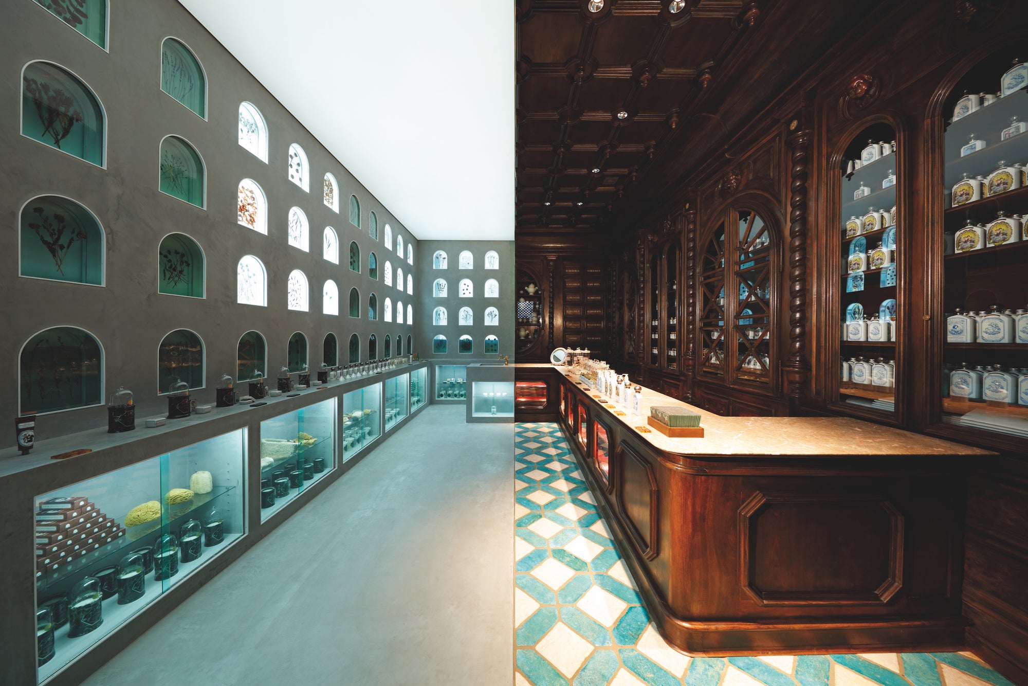 Officine Universelle Buly’s shop in Tokyo represents an architectural extravagance—a space that embodies the bridges built by Buly be- tween eras and cultures. This audacity was rewarded with two prizes at the 2018 Frame Awards. One half of this bisected store is straight out of 19th-century France: marvellously refined wooden or- naments—pillars with helicoidal engaged columns, candelabras with their bobeches, dentil frieze, cornice, and coffered ceiling—are on display, like a Haussmanian facade.