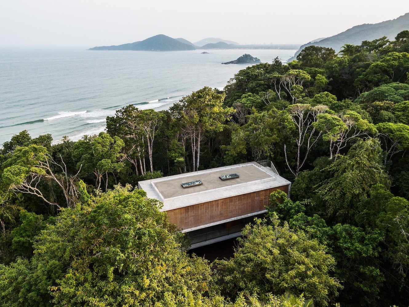 For the past 20 years, Studio MK27 has been leaving its mark on contemporary Brazilian architecture by cultivating a decidedly modern aesthetic. At the same time, MK27’s design often draws on the nation’s historical heritage, with nods toward Indigenous cultures and the Portuguese colonial era. Casa Azul is a perfect example of the studio’s signature style.