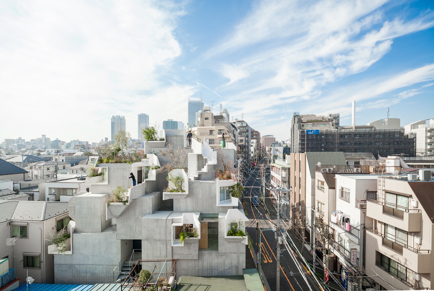 Tree-ness House is an arboreal-inspired apartment complex in Toshima, Tokyo, that bridges the urban with the natural world. Designed by studio Akihisa Hirata, the building references the complex form of a tree, from its trunk and branches to its leaves. “As with the tree, we tried to create an organic architecture that could be formed by a hier- archical combination of different parts,” explains Hirata. Find out more about this project by Akihisa Hirata in The ArchDaily Guide to Good Architecture.