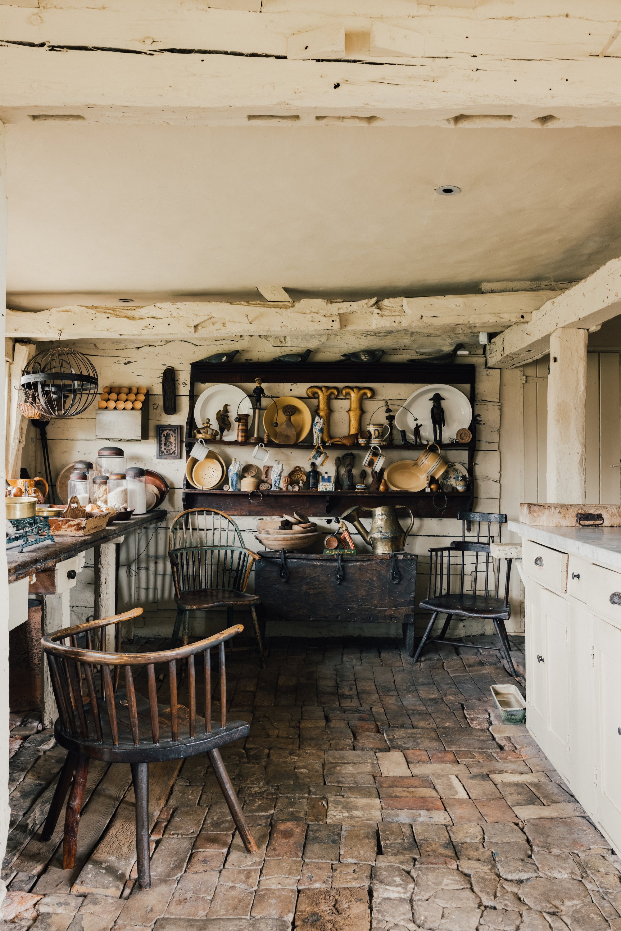 Inigo is an estate agency in London celebrating classical and decorative design, while offering access —both real and vicarious—to the joys of country life. Learn more about it in Country and Cozy by gestalten.